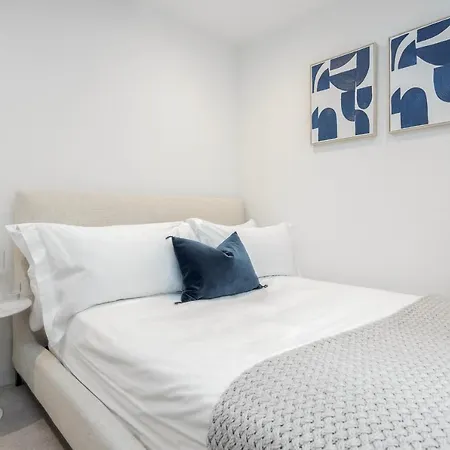 Luxury Mayfair Townhouse With A/c 3br 3ba Holiday home *