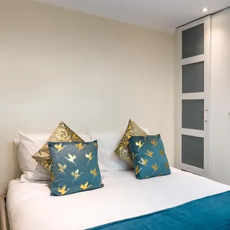 Stunning 3 Bed House With Garden *