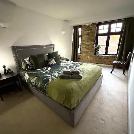 Deluxe Penthouse Riverside View 2 Bedroom Flat With Lift - Old Industrial Factory Warehouse *
