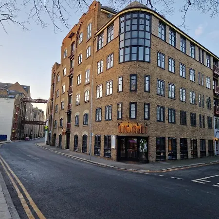Apartment Deluxe Penthouse Riverside View 2 Bedroom Flat With Lift - Old Industrial Factory Warehouse *