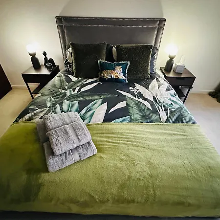 Deluxe Penthouse Riverside View 2 Bedroom Flat With Lift - Old Industrial Factory Warehouse Apartment *