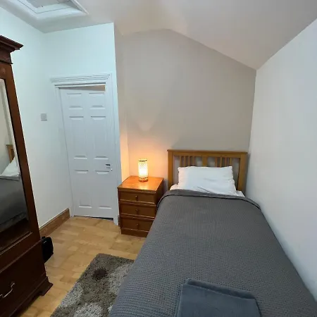 Private In Victorian House, Forest Hill, Londra