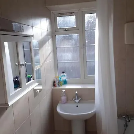 Apartment Primary Bedroom With King Size Bed In 3 London
