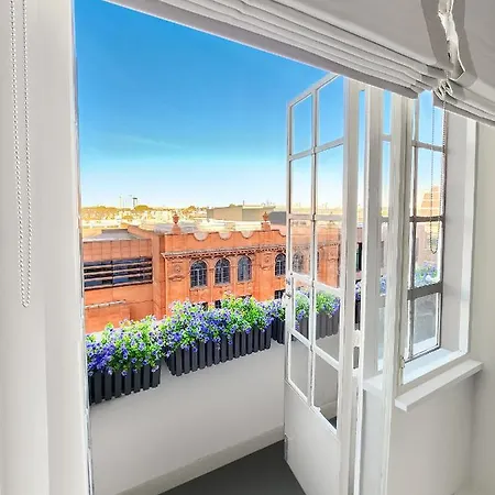 Chelsea Flat 10 Mins Harrods, Balcony, Gym, Air Conditioning * London