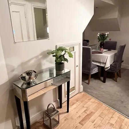 Double Bedroom With En-suite Bathroom In Chelsea - - Share Homestay