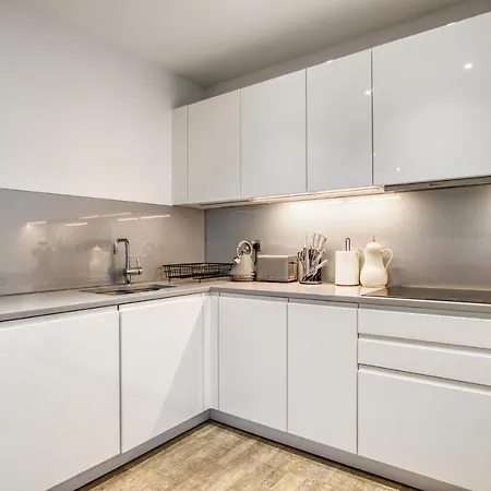 2 Bed 2 Bath Next To Nine Elms Station - Zone 1 *
