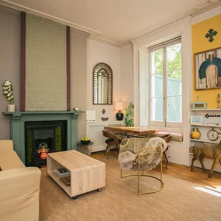 Tree House Celebrity In Notting Hill Apartment *