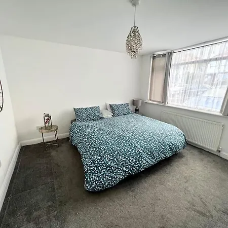 Holiday home Modern 2 Bed Close To Mall With Parking & Garden London