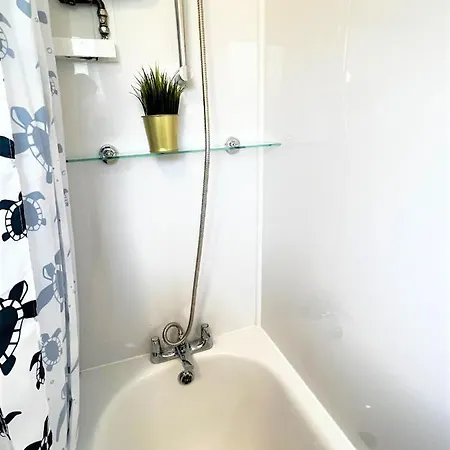Guest house Stepney 17 Double Bedrooms