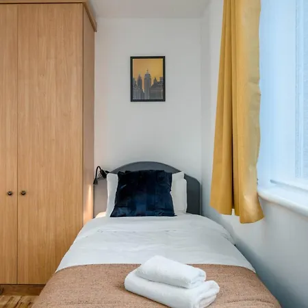 2 Bedroom Flat Near Excel Apartment *