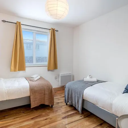 2 Bedroom Flat Near Excel Apartment London
