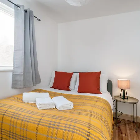 2 Bedroom Flat Near Excel Apartment London