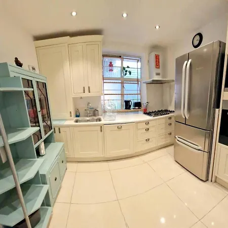 Modern 3-bed House In Surrey Quays Londen