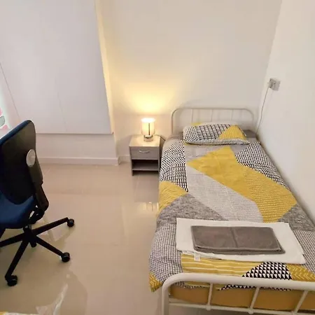 Modern 3-bed House In Surrey Quays Vakantiehuis *