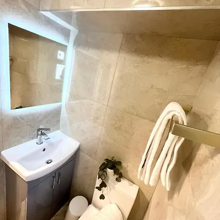 Cosy Trio: Flexible Near Mall With Parking Holiday home London