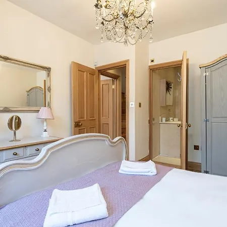 Stone Built Vintage Chic House In The Heart Of Knightsbridge Semesterbostad London
