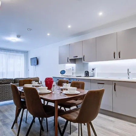 2 Bed 2 Bath Modern In East Acton *