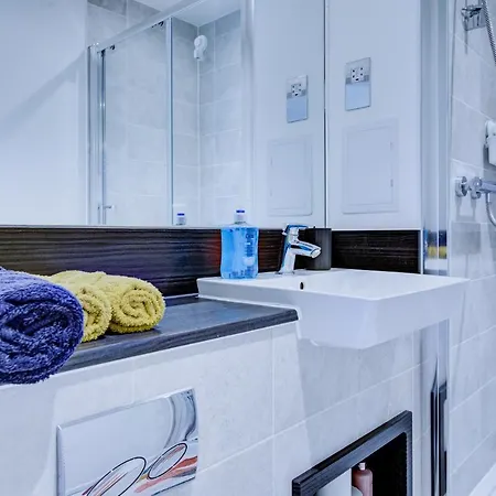 2 Bed 2 Bath Modern In East Acton Apartment London