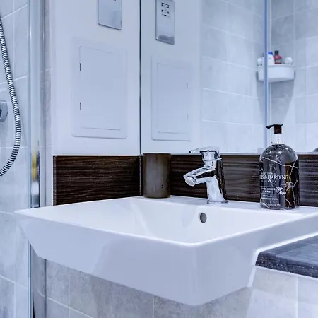 Apartment 2 Bed 2 Bath Modern In East Acton London