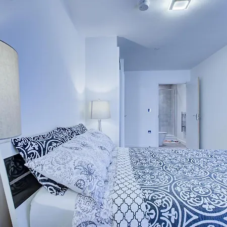 2 Bed 2 Bath Modern In East Acton *