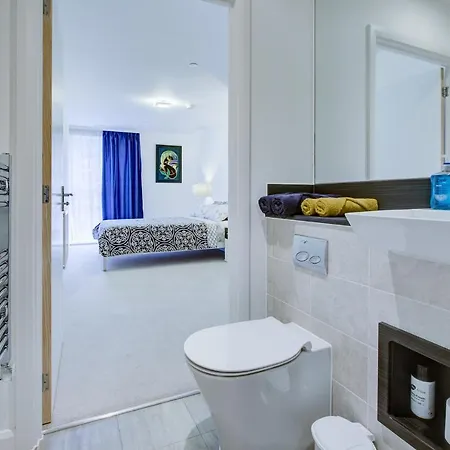 Apartment 2 Bed 2 Bath Modern In East Acton