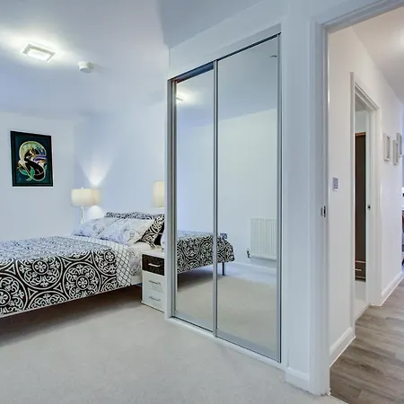 2 Bed 2 Bath Modern In East Acton Apartment London