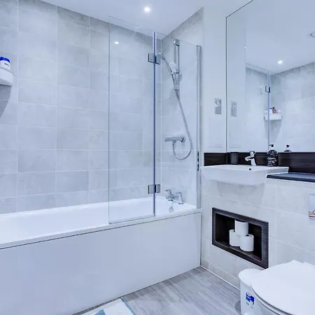 2 Bed 2 Bath Modern In East Acton Apartment