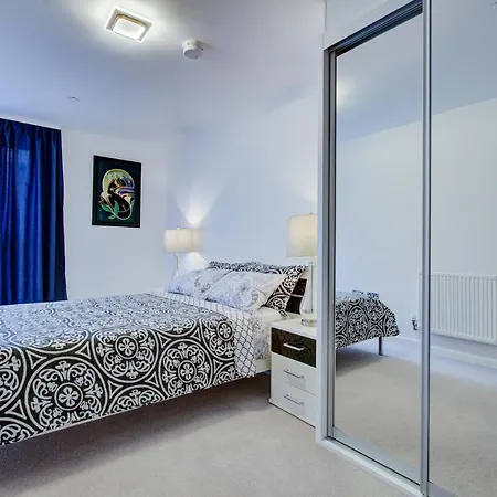 2 Bed 2 Bath Modern In East Acton Apartment