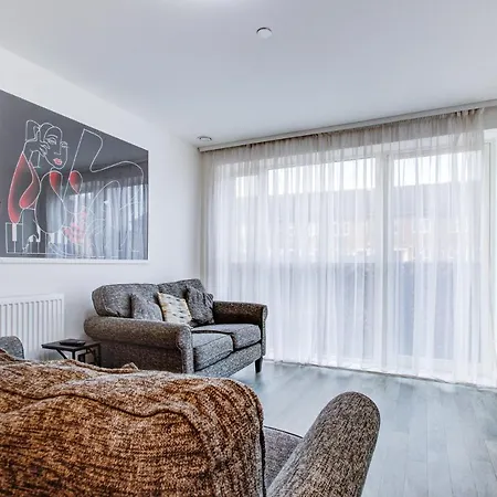 2 Bed 2 Bath Modern In East Acton *