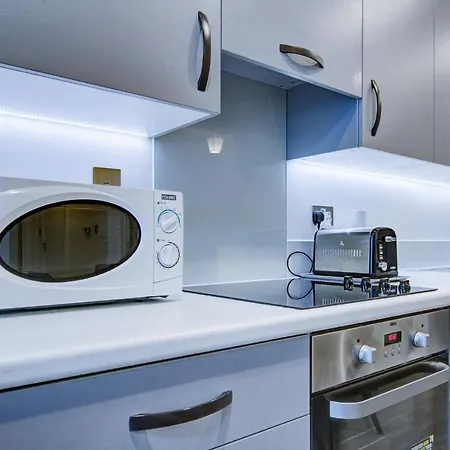 Apartment 2 Bed 2 Bath Modern In East Acton *