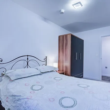 2 Bed 2 Bath Modern In East Acton Apartment London