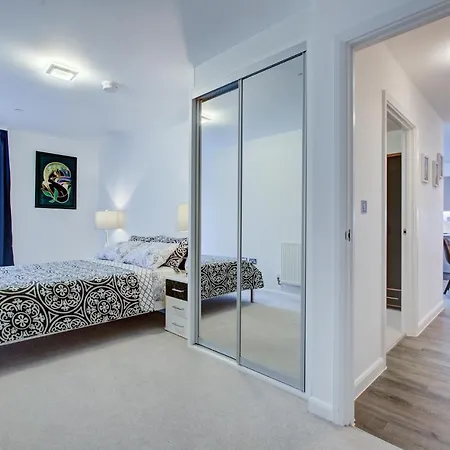 2 Bed 2 Bath Modern In East Acton