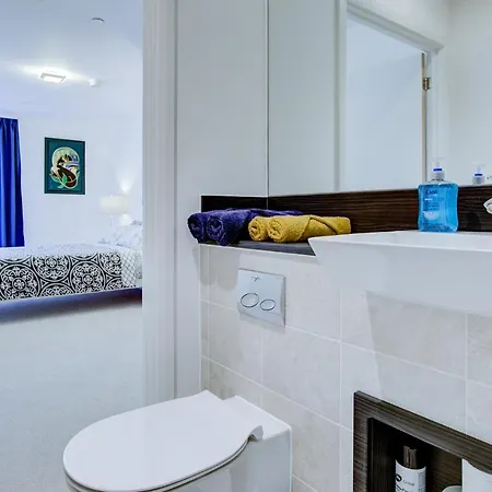 2 Bed 2 Bath Modern In East Acton Apartment London