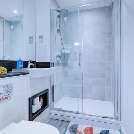 2 Bed 2 Bath Modern In East Acton