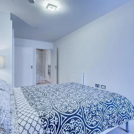 Apartment 2 Bed 2 Bath Modern In East Acton