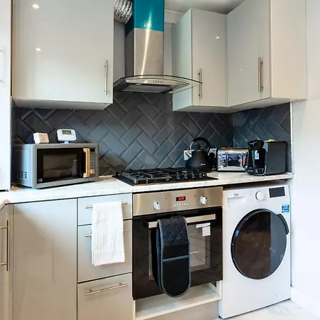 Amazing 3 Bedroom, 2 Bathroom, Ground Floor Flat With Garden, Near Train Station And Bus Stop Villa