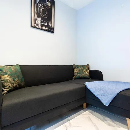 Amazing 3 Bedroom, 2 Bathroom, Ground Floor Flat With Garden, Near Train Station And Bus Stop Villa