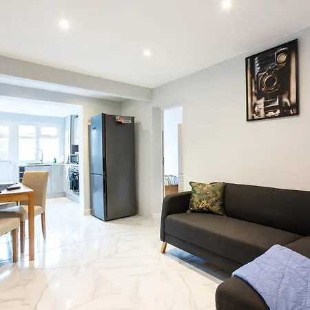 Villa Amazing 3 Bedroom, 2 Bathroom, Ground Floor Flat With Garden, Near Train Station And Bus Stop
