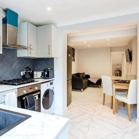 Amazing 3 Bedroom, 2 Bathroom, Ground Floor Flat With Garden, Near Train Station And Bus Stop Villa *