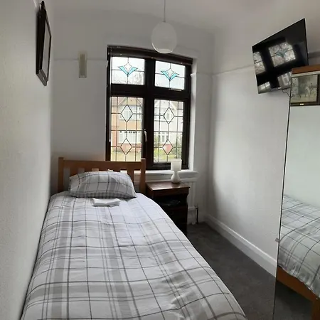 Amazing And Romantic O2 Arena 4 Bedrooms House Free Parking * London