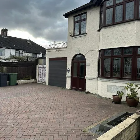 Amazing And Romantic O2 Arena 4 Bedrooms House Free Parking Holiday home *
