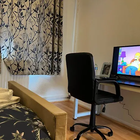 Apartment Park View Serviced - Next To Northolt Tube Station - Near London & Wembley *
