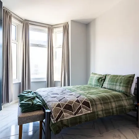 Amazing 3 Bedroom, 2 Bathroom, Ground Floor Flat With Garden, Near Train Station And Bus Stop Villa