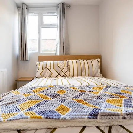 Amazing 3 Bedroom, 2 Bathroom, Ground Floor Flat With Garden, Near Train Station And Bus Stop * London
