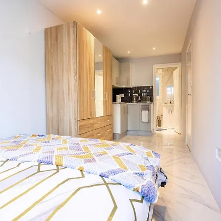 Villa Amazing 3 Bedroom, 2 Bathroom, Ground Floor Flat With Garden, Near Train Station And Bus Stop London