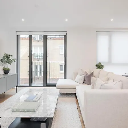 Luxury Mayfair Townhouse With A/c 3br 3ba Holiday home