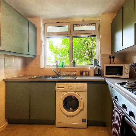 Noah's Place In Mile End Apartment