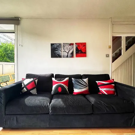 Noah's Place In Mile End