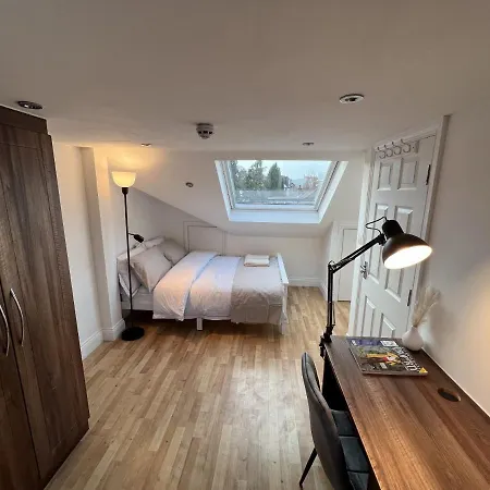 4 Wharncliffe Drive * Hanwell