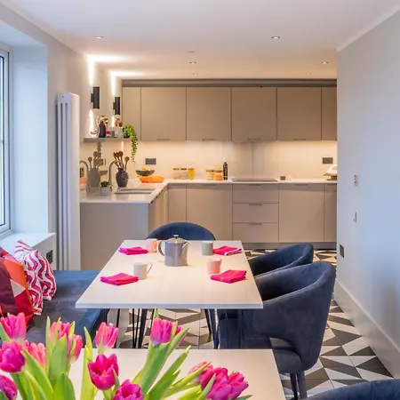 Stylish Studios, Southfields Station - Sk *